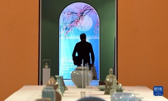 10月30日，人們在伊朗德黑蘭伊朗國家藝術(shù)科學(xué)院觀看展出的展品。新華社記者 沙達(dá)提 攝