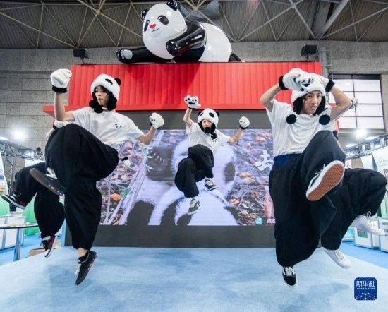  10月29日，街舞隊(duì)在日本大阪國際會(huì)展中心中國館表演街舞。新華社發(fā)（中國駐大阪旅游辦事處供圖）