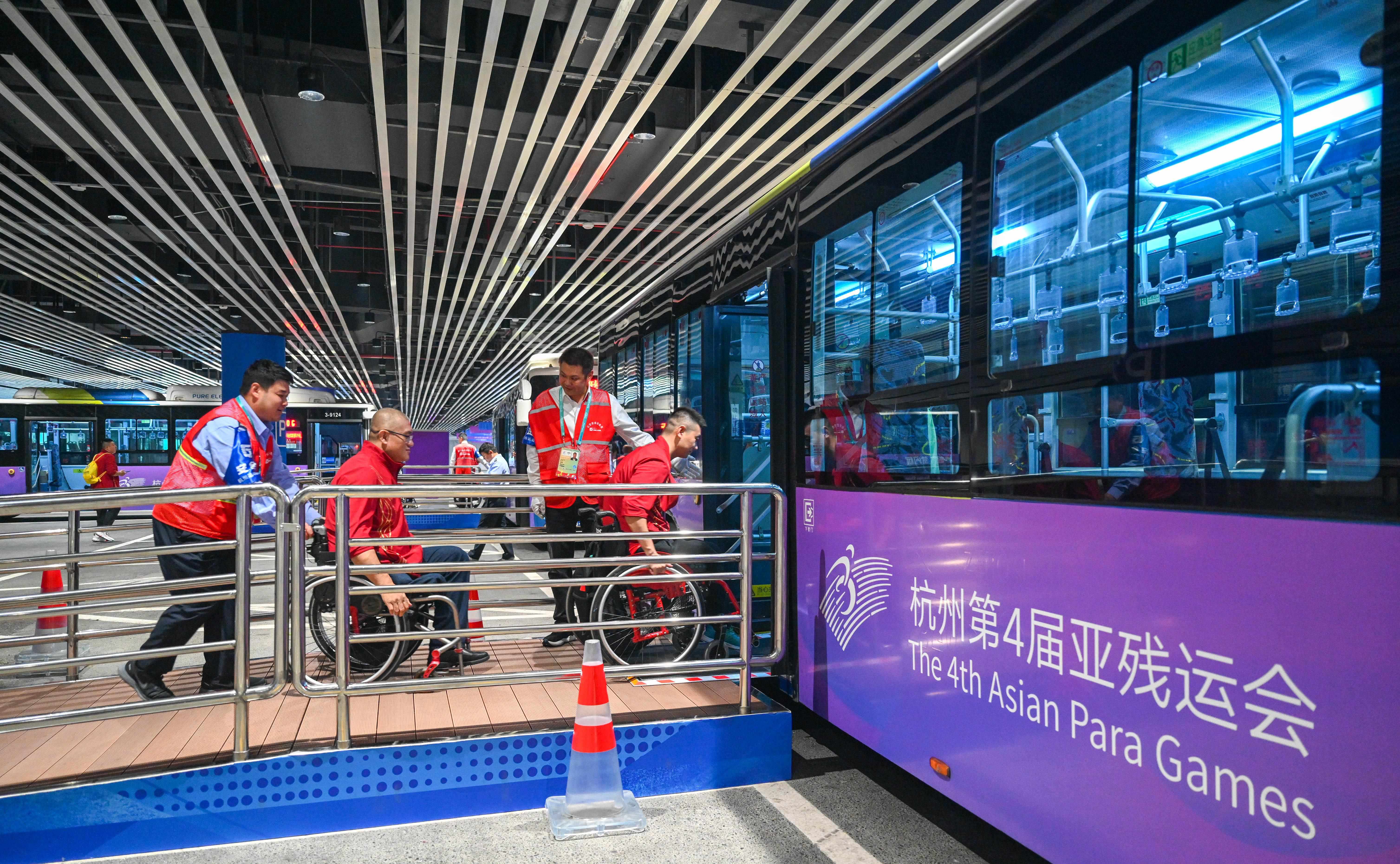 △2023年10月25日，結(jié)束輪椅籃球比賽后的中國(guó)隊(duì)和阿富汗隊(duì)球員通過(guò)無(wú)障礙坡道，順利上車(chē)返回運(yùn)動(dòng)員村。
