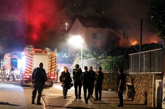  10月29日，在以色列北部城市謝莫納，以軍士兵和急救人員在一處被火箭彈擊中的現(xiàn)場(chǎng)執(zhí)勤。新華社發(fā)（阿亞爾·馬爾戈林?jǐn)z/基尼圖片社）