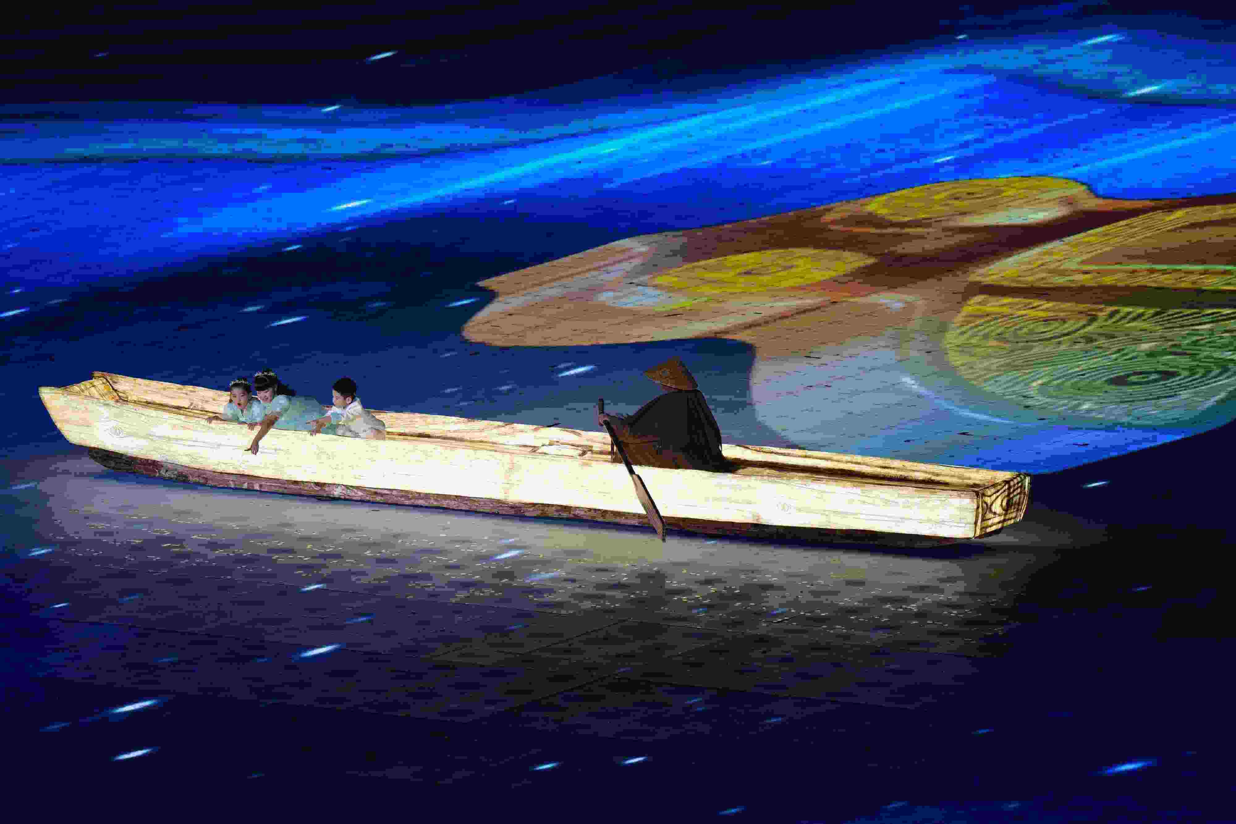 △2023年10月28日，杭州亞殘運(yùn)會(huì)閉幕式上的“中華第一舟”。