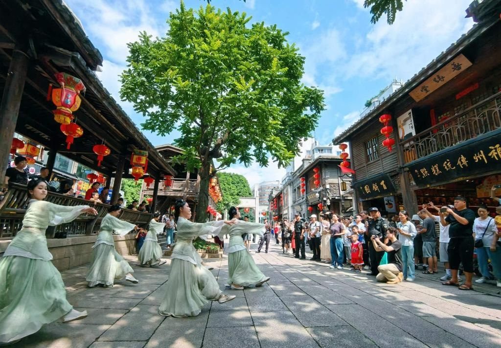 國慶節(jié)期間，福州市三坊七巷歷史文化街區(qū)上演《尋夢閩都》快閃。新華社發(fā)