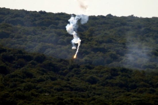 10月28日，閃光彈落在黎巴嫩納古拉樹林中燃起濃煙。新華社發(fā)（阿里·哈希紹攝）