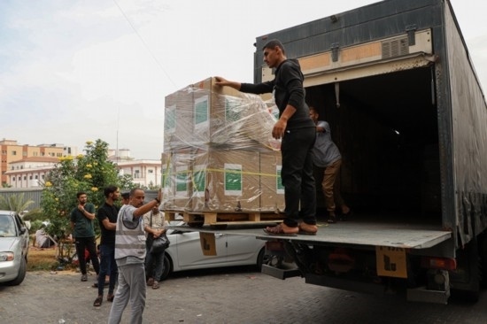  10月29日，工作人員在加沙地帶南部城市汗尤尼斯的一家醫(yī)院搬運(yùn)醫(yī)療援助物資。新華社發(fā)（里澤克·阿卜杜勒賈瓦德攝）