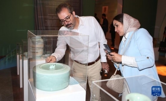 10月30日，人們在伊朗德黑蘭伊朗國家藝術(shù)科學(xué)院觀看展出的展品。新華社記者 沙達(dá)提 攝