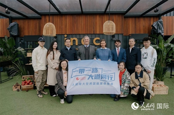 在烏拉圭第118屆普拉多牧農(nóng)業(yè)國(guó)際博覽會(huì)上，烏拉圭國(guó)家肉類協(xié)會(huì)主席與人民網(wǎng)記者合影。人民網(wǎng)記者 張若涵攝