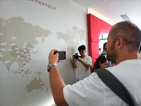 來(lái)自波黑的法魯克·博里奇用手機(jī)記錄廣州港可以通達(dá)到的世界城市與地區(qū)。石青川 攝