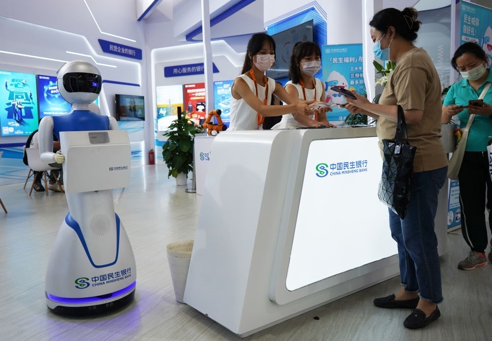 2022年9月4日，在服貿(mào)會(huì)首鋼園區(qū)金融服務(wù)專題展上，參觀者在中國(guó)民生銀行展臺(tái)咨詢金融業(yè)務(wù)。新華社記者 金皓原 攝