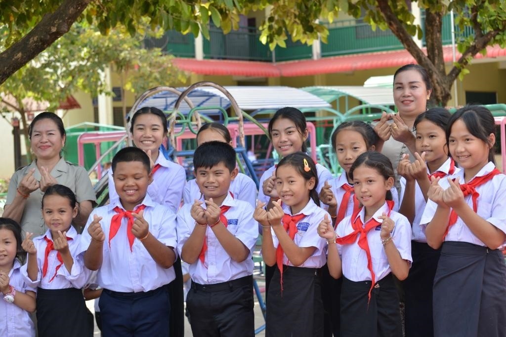 在采訪中，中老友好農(nóng)冰村小學(xué)師生為老中友誼“比心”。