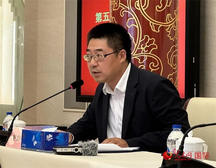 10月31日，歐美同學會副秘書長滕劍峰在第五屆中法文化論壇媒體吹風會上講話。（人民網(wǎng) 謝瑩攝）