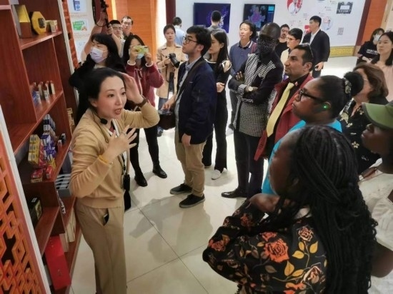 2023“一帶一路”媒體合作論壇聯(lián)合采訪團參觀仁和863科技園產品展示區(qū)。（本報記者 黃超攝）