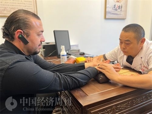  （外媒記者走進中醫(yī)堂，問診中醫(yī)名師。中國經(jīng)濟周刊記者 郭志強攝）