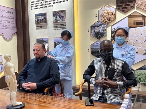  （外媒記者爭先恐后體驗艾灸，直呼神奇。中國經(jīng)濟周刊記者 郭志強 攝）