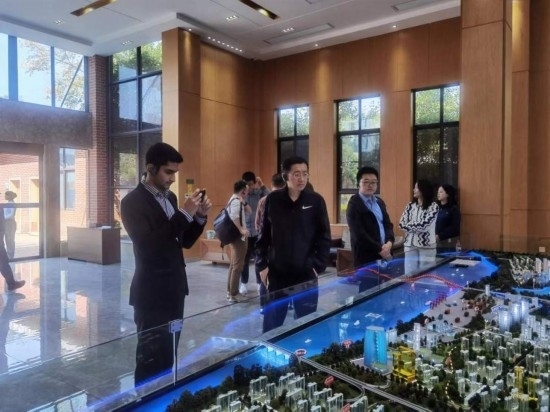 10月24日，2023“一帶一路”媒體合作論壇聯(lián)合采訪團(tuán)團(tuán)員在清水塘投資集團(tuán)招商服務(wù)中心參觀。本報記者 常雯宜攝