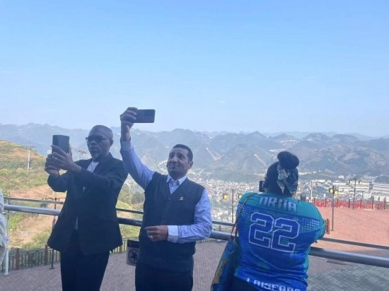 外媒記者在天釀景區(qū)拍照留念。本報記者葉子攝