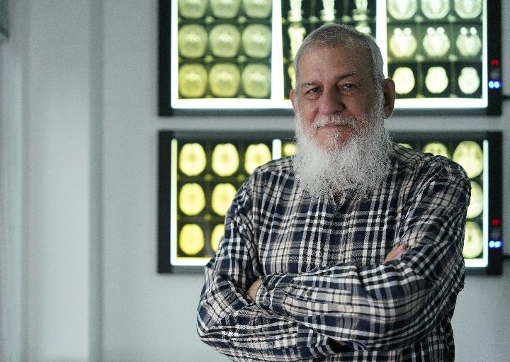 10月31日，古巴科學家裴德樂在電子科技大學校園內(nèi)。