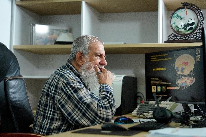 10月31日，古巴科學家裴德樂在電子科技大學做科研。