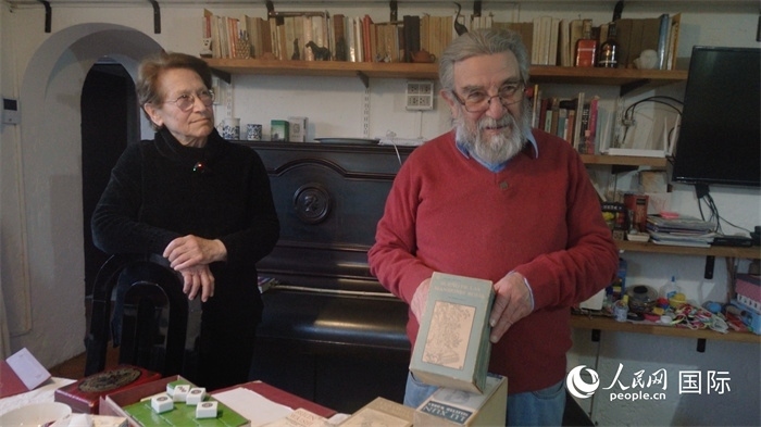 艾麗西亞·奧夫雷貢（左）和馬里奧·帕佐斯向記者展示家中收藏的西班牙語版《紅樓夢(mèng)》。人民網(wǎng)記者 張若涵攝