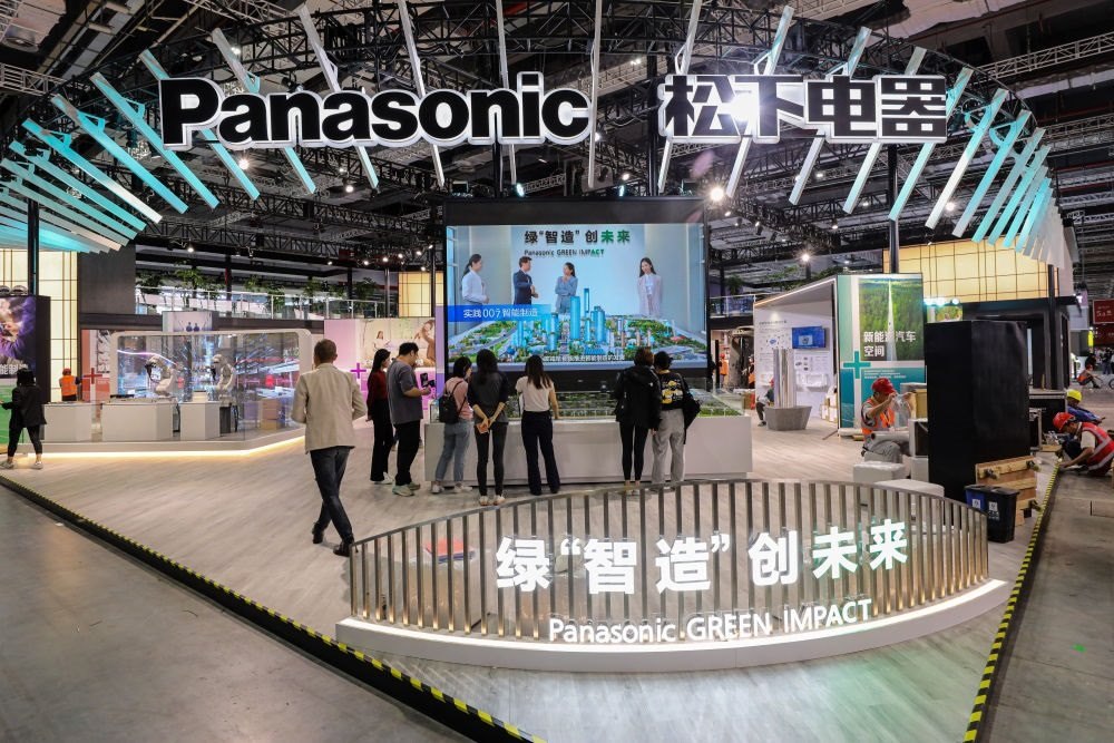 2023年11月2日，工作人員在進(jìn)博會松下電器展位做準(zhǔn)備工作。新華社記者 辛夢晨 攝
