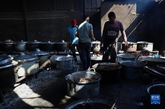 11月3日，在加沙地帶南部城市拉法，人們在煤氣中斷后用柴火做飯。新華社發(fā)（里澤克·阿卜杜勒賈瓦德攝）