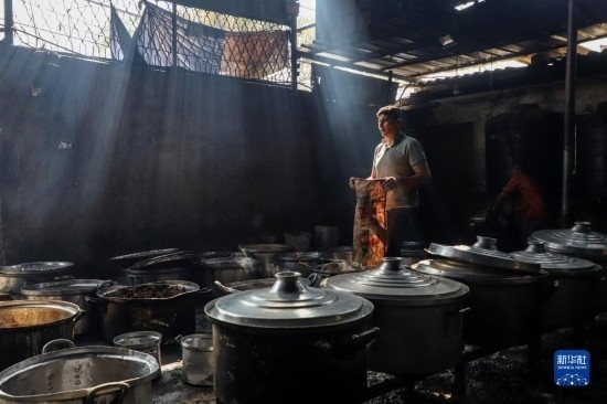 11月3日，在加沙地帶南部城市拉法，人們在煤氣中斷后用柴火做飯。新華社發(fā)（里澤克·阿卜杜勒賈瓦德攝）