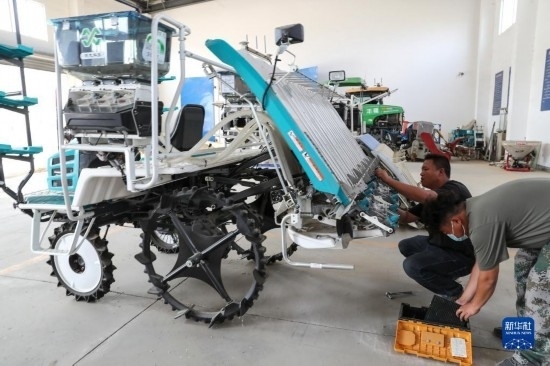 11月4日，技術(shù)員在南通市通州區(qū)十總鎮(zhèn)育民村農(nóng)場保養(yǎng)無人插秧機設(shè)備。