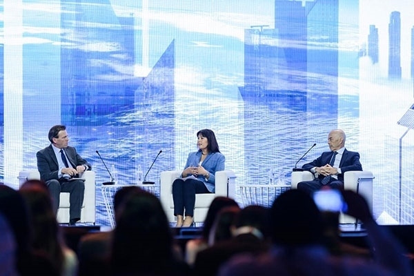 牛津大學(xué)研究全球化與發(fā)展問題的教授伊恩·戈?duì)柖。ㄓ乙唬┍硎荆蚋窬值淖兓墙Y(jié)構(gòu)性的，各國特別是西方國家必須順應(yīng)變化。迪拜商會供圖