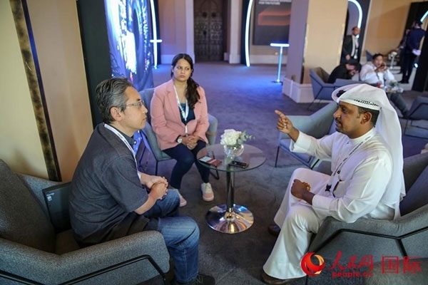 人民網(wǎng)記者采訪迪拜創(chuàng)新企業(yè)家索萊曼·里法伊（右一），索萊曼表示期待加強(qiáng)與中方合作。人民網(wǎng) 塔里克·易卜拉欣 攝