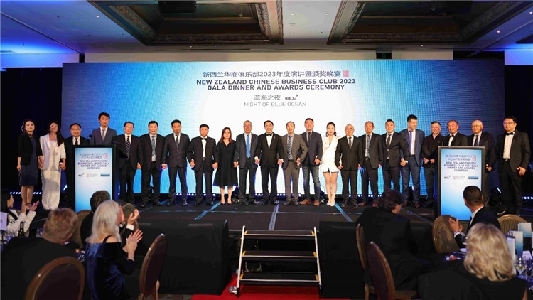 新西蘭華商聯(lián)合總會(huì)首批會(huì)員代表上臺(tái)亮相。攝影：張凱