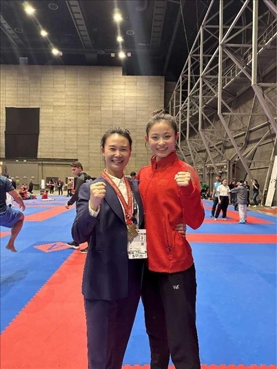 教練李紅（左）與龔莉（右）在2023年匈牙利布達(dá)佩斯世界空手道錦標(biāo)賽上合影。受訪者供圖