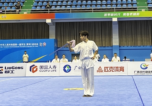 11月6日，第一屆全國(guó)學(xué)生（青年）運(yùn)動(dòng)會(huì)武術(shù)套路（大學(xué)組）男子自選劍術(shù)比賽中。人民網(wǎng)記者 歐興榮攝