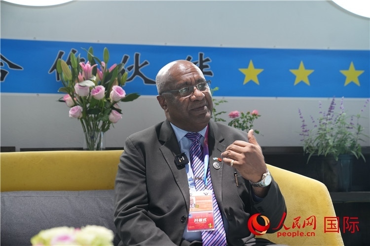 斐濟(jì)副總理兼貿(mào)易部長卡米卡米加談參加進(jìn)博會感受。人民網(wǎng)記者 吳超嵐攝