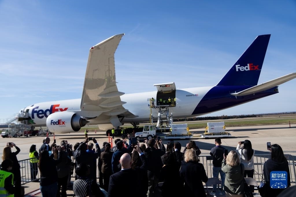 11月8日，在美國弗吉尼亞州的華盛頓杜勒斯國際機(jī)場，裝有大熊貓的特制“旅行包廂”準(zhǔn)備運(yùn)上專機(jī)。新華社記者劉杰攝