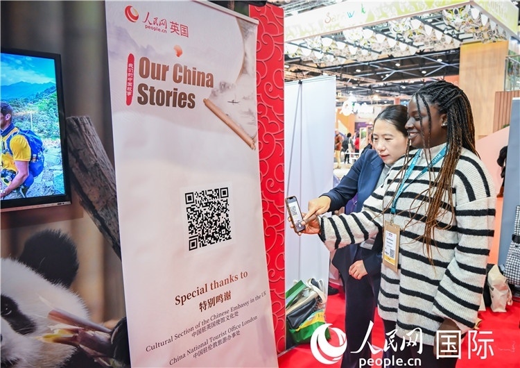 觀眾掃碼《我們的中國故事》系列視頻。人民網(wǎng) 郭錦標(biāo)攝