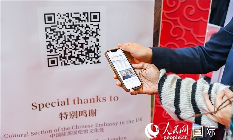 觀眾掃碼《我們的中國故事》系列視頻。人民網(wǎng) 郭錦標(biāo)攝