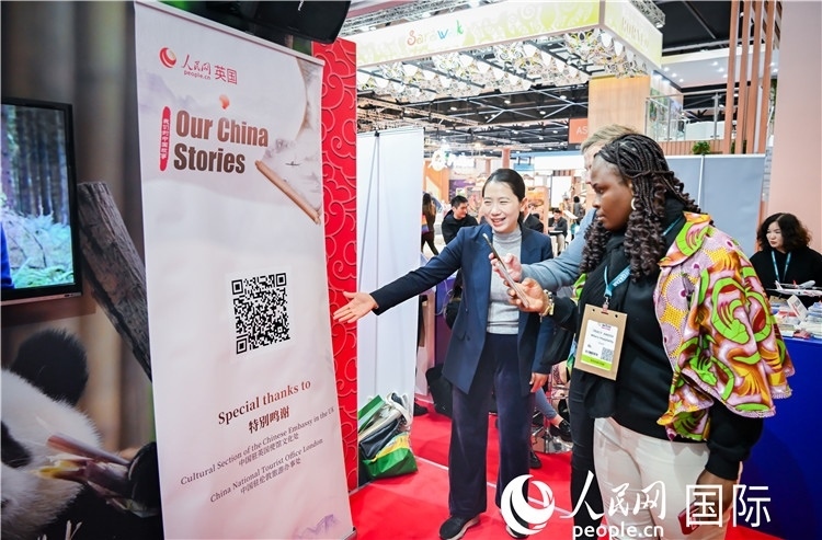 觀眾掃碼《我們的中國故事》系列視頻。人民網(wǎng) 郭錦標(biāo)攝