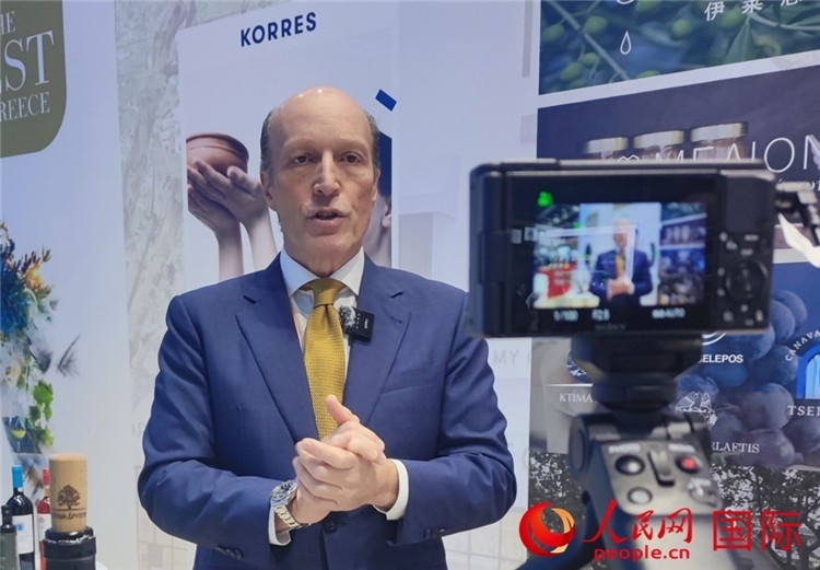 希華集團創(chuàng)始人兼首席執(zhí)行官甘德密先生接受采訪。人民網(wǎng) 殷韜攝