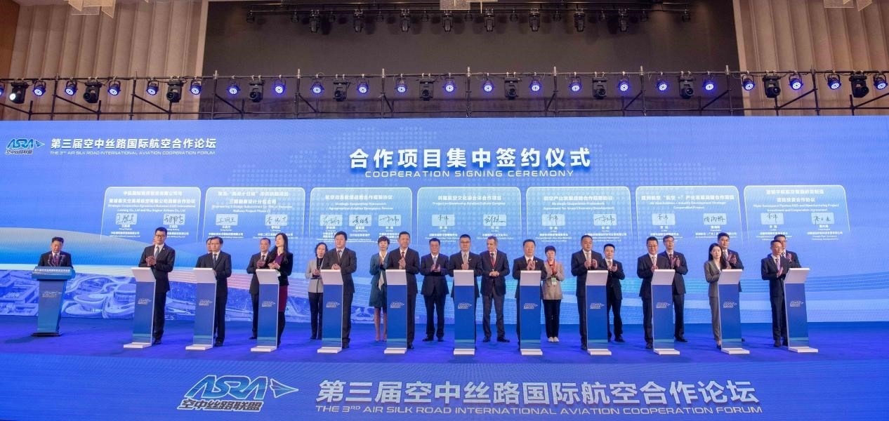 圖為7個國內(nèi)外合作項(xiàng)目現(xiàn)場簽約。人民網(wǎng)記者 唐宋攝