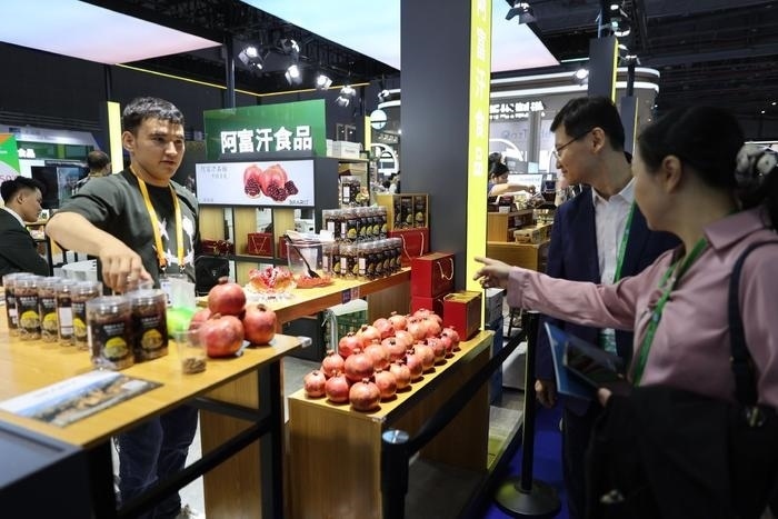 11月6日，在第六屆進(jìn)博會(huì)食品及農(nóng)產(chǎn)品展區(qū)，阿富汗食品吸引參展人員。