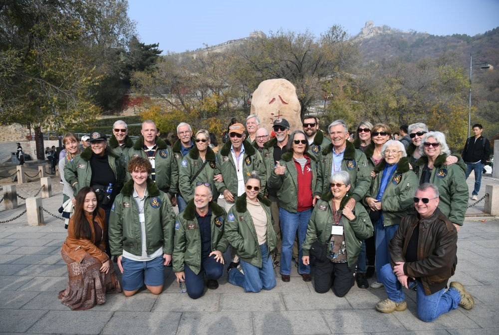 2023年10月29日，飛虎隊老兵莫耶一行人在北京八達嶺長城合影留念。當日，美中航空遺產(chǎn)基金會訪華代表團成員陸續(xù)抵達北京。新華社記者 任超 攝