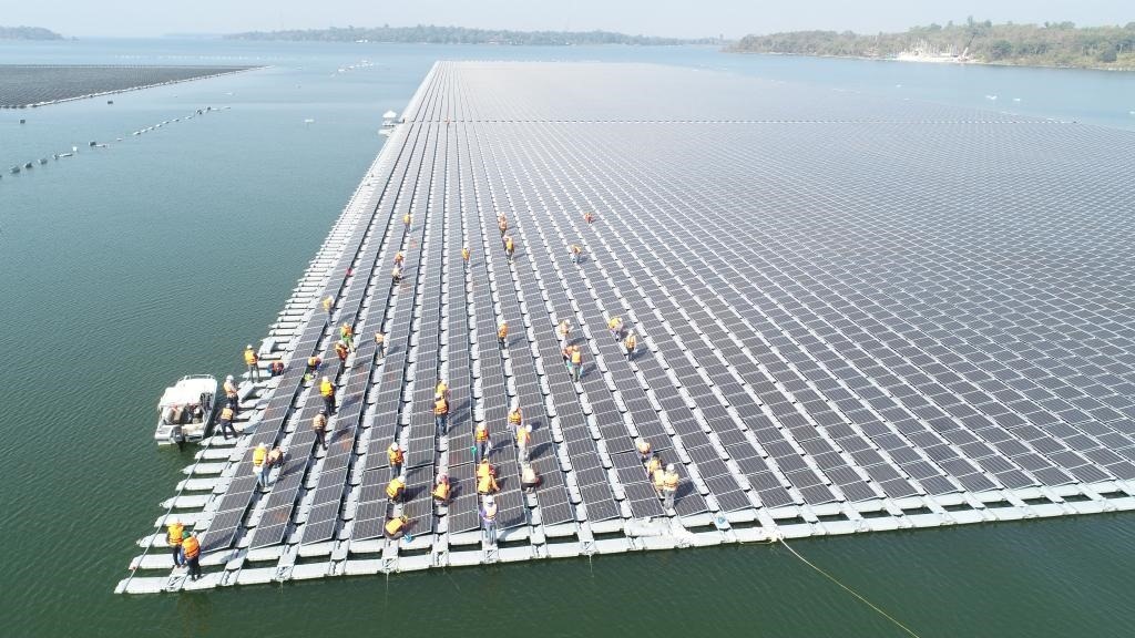 2021年1月23日，施工人員檢查泰國烏汶府詩琳通大壩綜合浮體光伏項目的太陽能板安裝情況。新華社發(fā)（泰國國家電力局項目組供圖）
