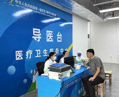 村內(nèi)住客在醫(yī)療衛(wèi)生服務(wù)中心導(dǎo)醫(yī)臺(tái)問診。人民網(wǎng)記者 歐興榮攝