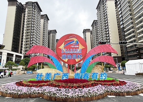 運(yùn)動(dòng)員村入口處標(biāo)識(shí)標(biāo)牌成為極受歡迎的打卡點(diǎn)。人民網(wǎng)記者 歐興榮攝