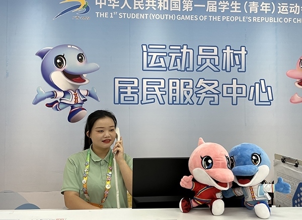 朱珊妮在接聽住宿服務(wù)中心的熱線電話。人民網(wǎng)記者 歐興榮攝