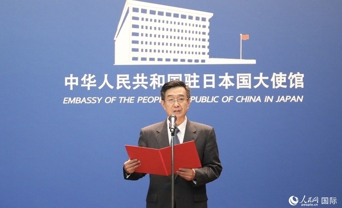 中國駐日本大使館教育處公使銜參贊杜柯偉宣讀獲獎人員名單。人民網 許可攝