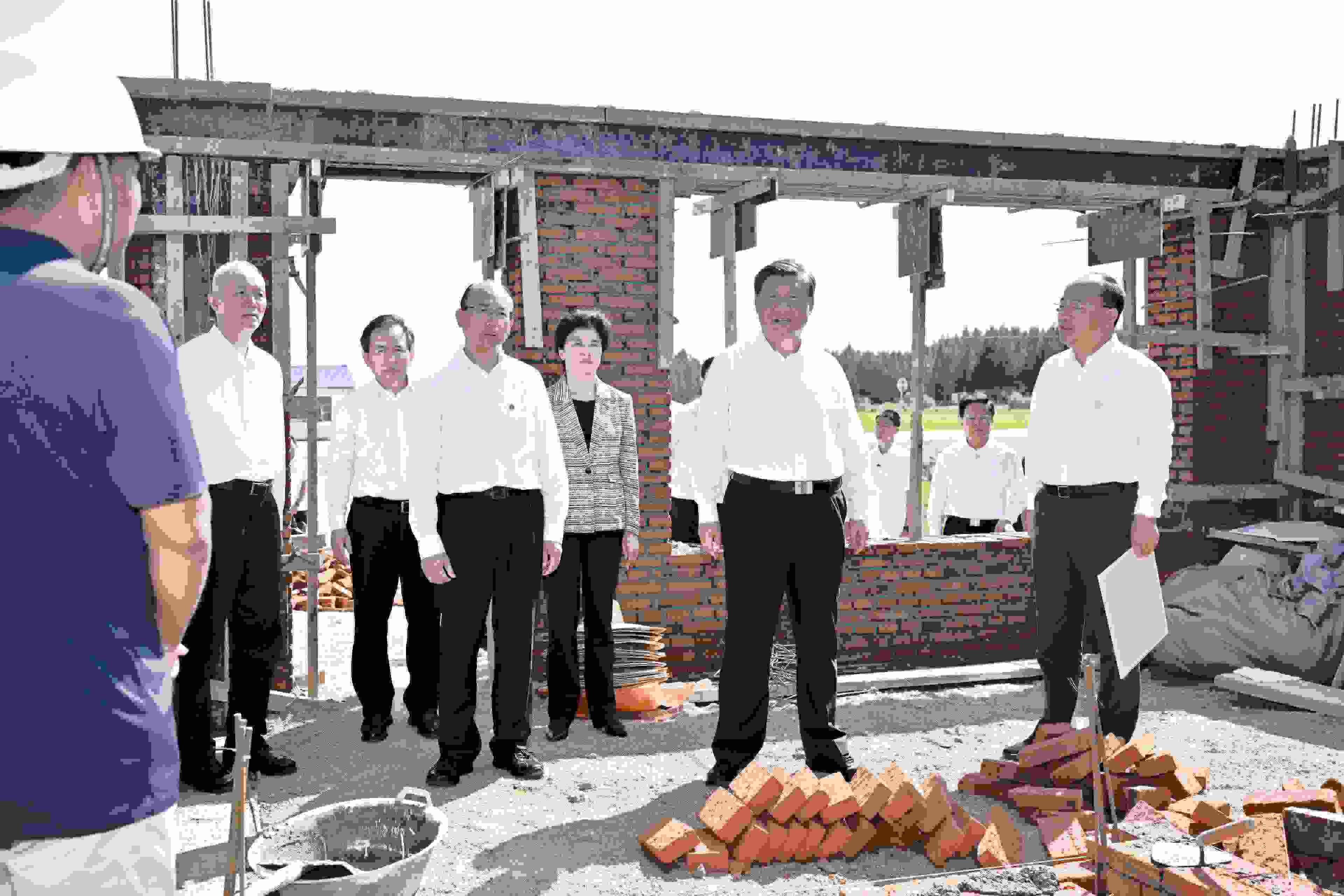 2023年9月7日，習(xí)近平總書記在遭受洪澇災(zāi)害的黑龍江省哈爾濱尚志市老街基鄉(xiāng)龍王廟村，察看水毀房屋重建情況。