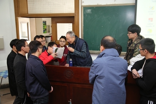 鐘萬勰院士為學(xué)生們答疑解惑。大連理工大學(xué)供圖