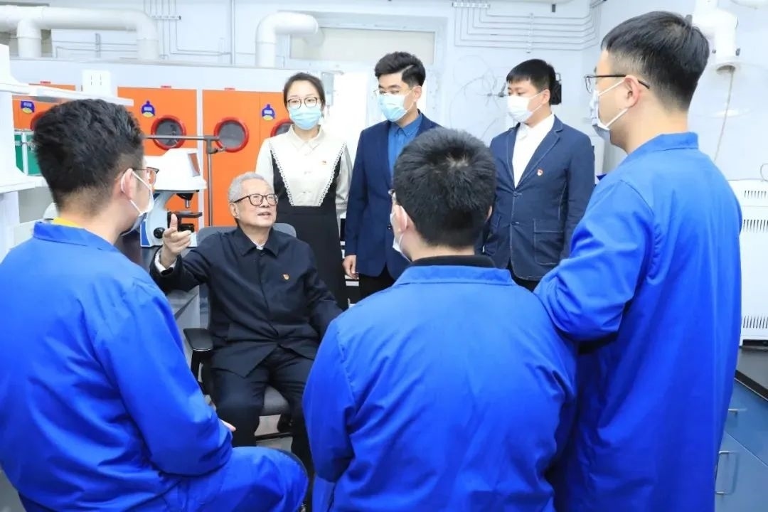 秦裕琨院士在實(shí)驗(yàn)室與青年師生交流。哈爾濱工業(yè)大學(xué)供圖