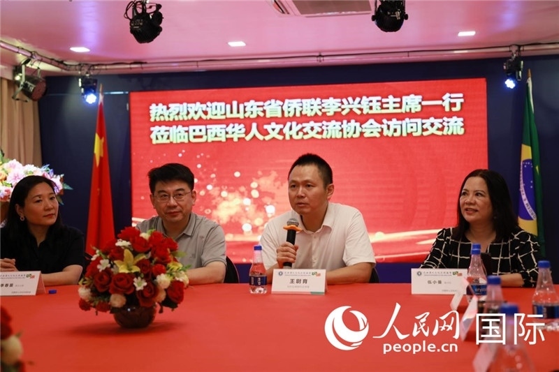 中國駐里約熱內(nèi)盧副總領(lǐng)事王尉育（右二）發(fā)表致辭。人民網(wǎng)記者宋亦然攝