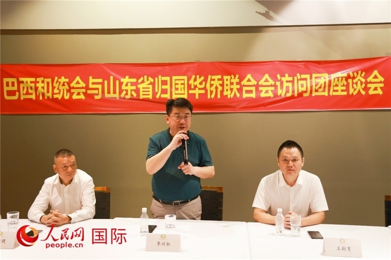 中國僑聯(lián)副主席、山東省僑聯(lián)主席李興鈺（中）在座談會上致辭。人民網記者 陳海琪攝